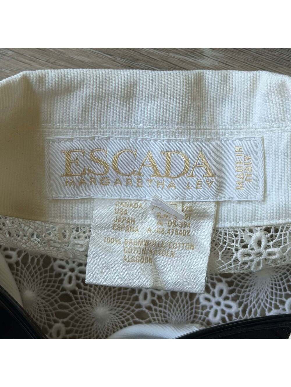 Escada - Picture 7 of 7